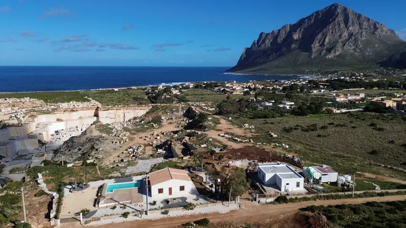 The villa in its landscape near the coast